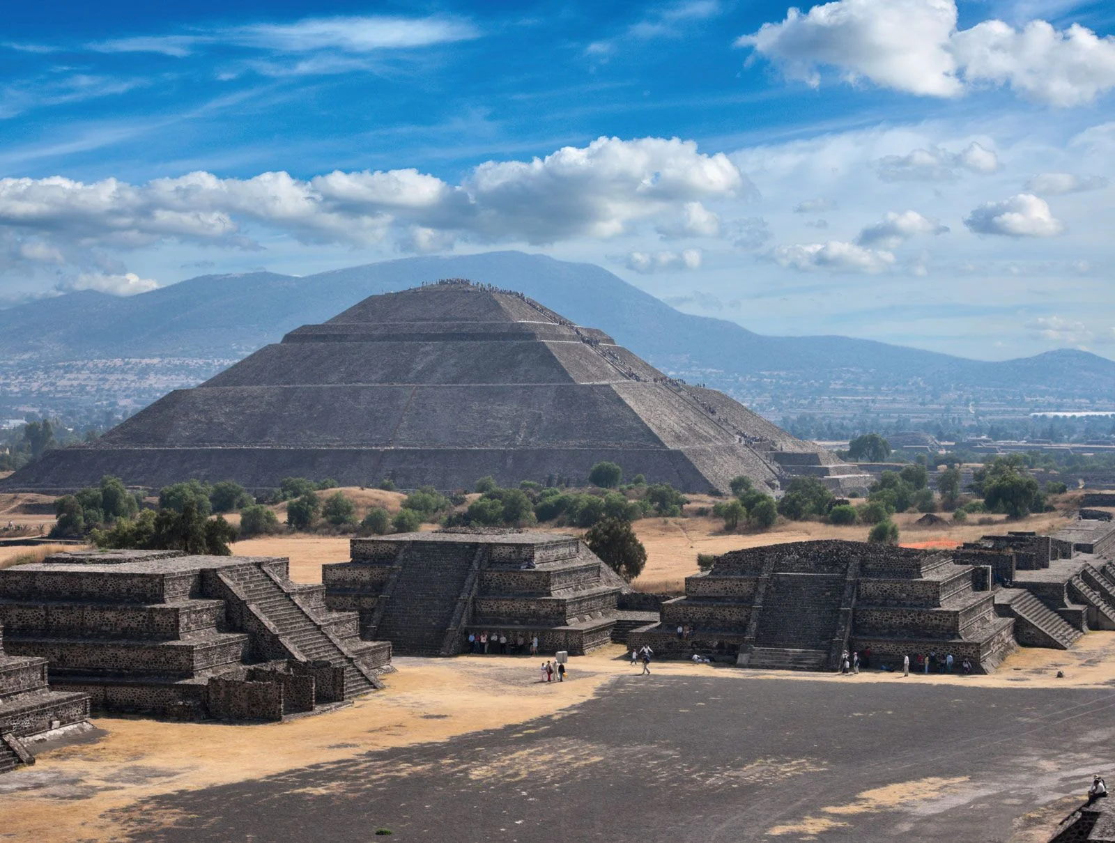 Vista majestuosa de la Pirámide del Sol en Teotihuacán